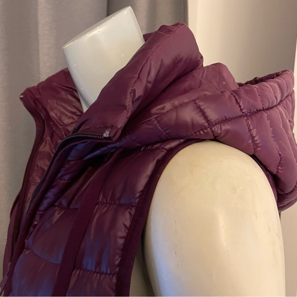 NWT super cute Old Navy thin puffer vest with hood in Blackberry colour. Size S - Picture 8 of 10
